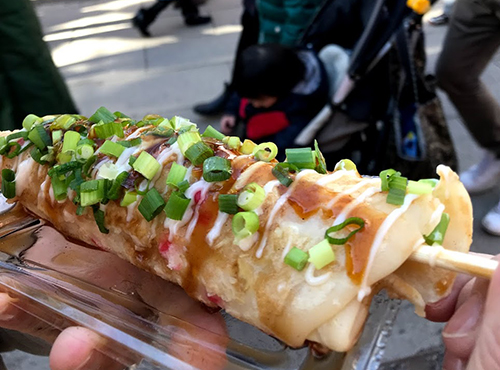 府中市を代表する 壮大なスケールの歴史あるまつり 東京都府中市の大國魂神社で、2025年4月30日〜5月6日まで「くらやみ祭」が開催されます🌸1,000年以上の歴史がある伝統的なお祭りで、迫力満点の神輿渡御や太鼓の響宴が見どころです🎉✨子供神輿や露店など、家族みんな