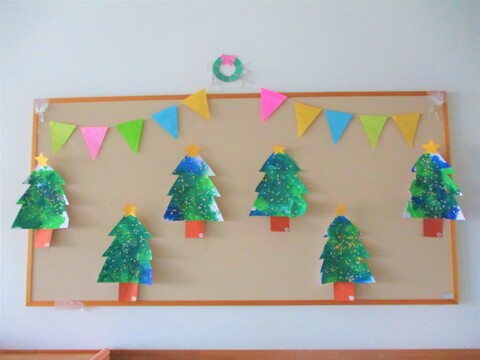 1歳児うさぎ組さんの12月の制作は クリスマスツリーとサンタクロース、トナカイです🎄 クリスマスツリーにシールで飾り付けをし、また白いシールで雪を表現しました✨サンタクロースとトナカイはスティックのりに挑戦し、それぞれ貼りたい箇所に貼り付けました🎶 今月も