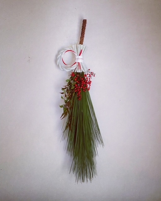 100均DIY 正月飾り「しめ縄リース」を手作りする方法！アレンジや折り紙も100均アイテムで、暮らしをもっと便利に楽しむ情報メディアくらしマグネット