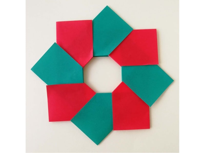 YouTubeで紹介している八角リースをベースに秋のリースを作りました。 YouTubeの八角リースの中で紹介しているものと同じです。 折り紙のサイズはりす15cm×15cm どんぐり5cm×5cm 木7.5cm×7.5cm 八角リース15cm×15cm です。作り方はすべてYouTubeで紹介しているので