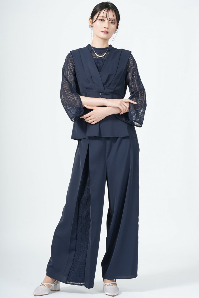 UNIQLOで一番好きなアイテム×ブラウスでホテル新年会コーデ』