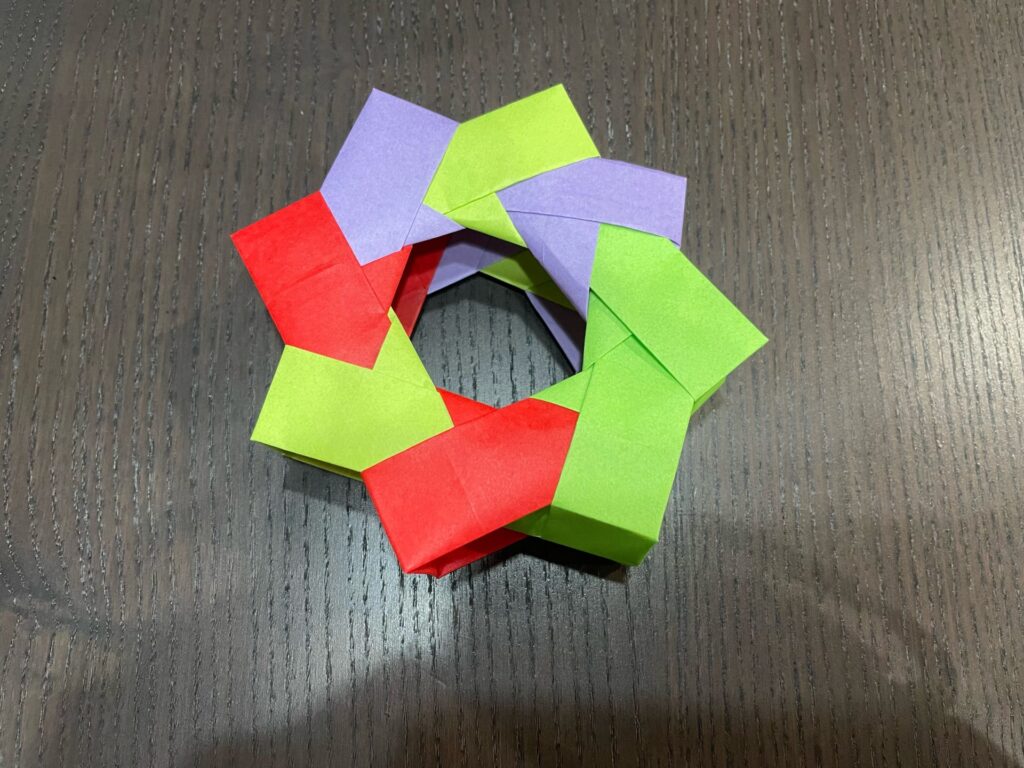 クリスマス 折り紙8枚で作るクリスマスのリース