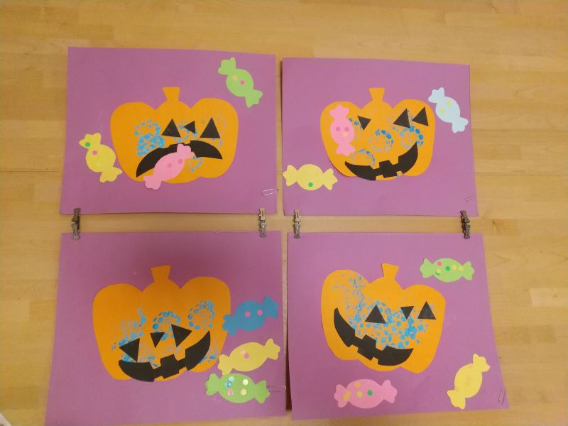 ハロウィン壁面飾り 楽しくスタンピング♪かぼちゃおばけの作り方ほいくびより