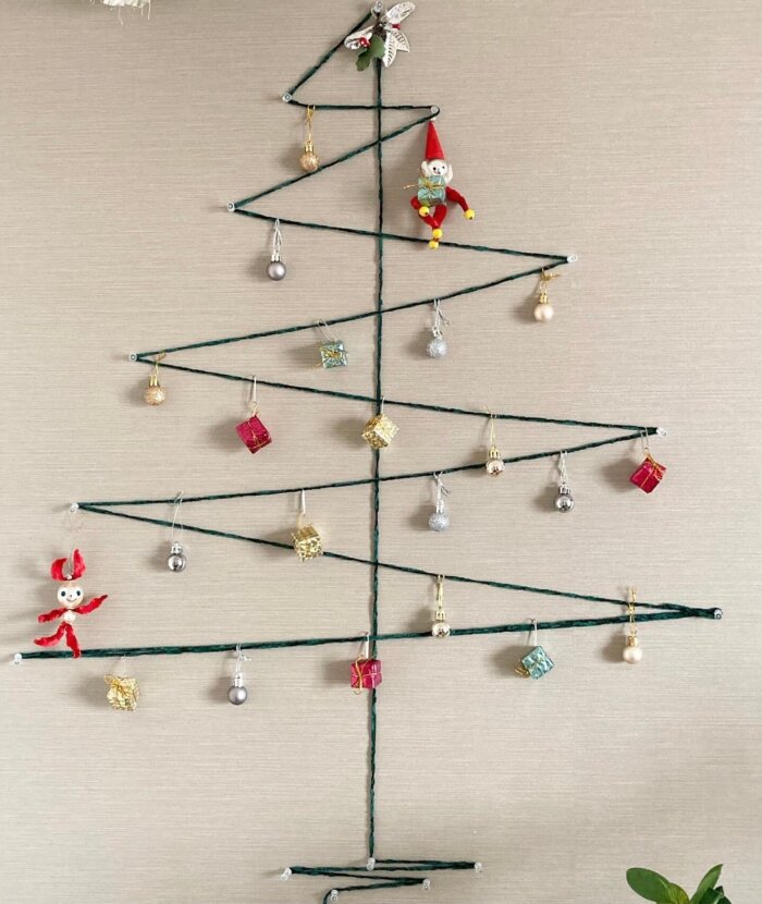 幻のダイソーツリーはこう飾る！先日紹介したダイソーのタペストリーツリー🎄イルミネーションやオーナメントはどうやって飾っているの？という質問がたくさんきまして 😂ちゃんと説明してなくてごめんなさい💦前紹介した投稿はこれ↓ダイソーの