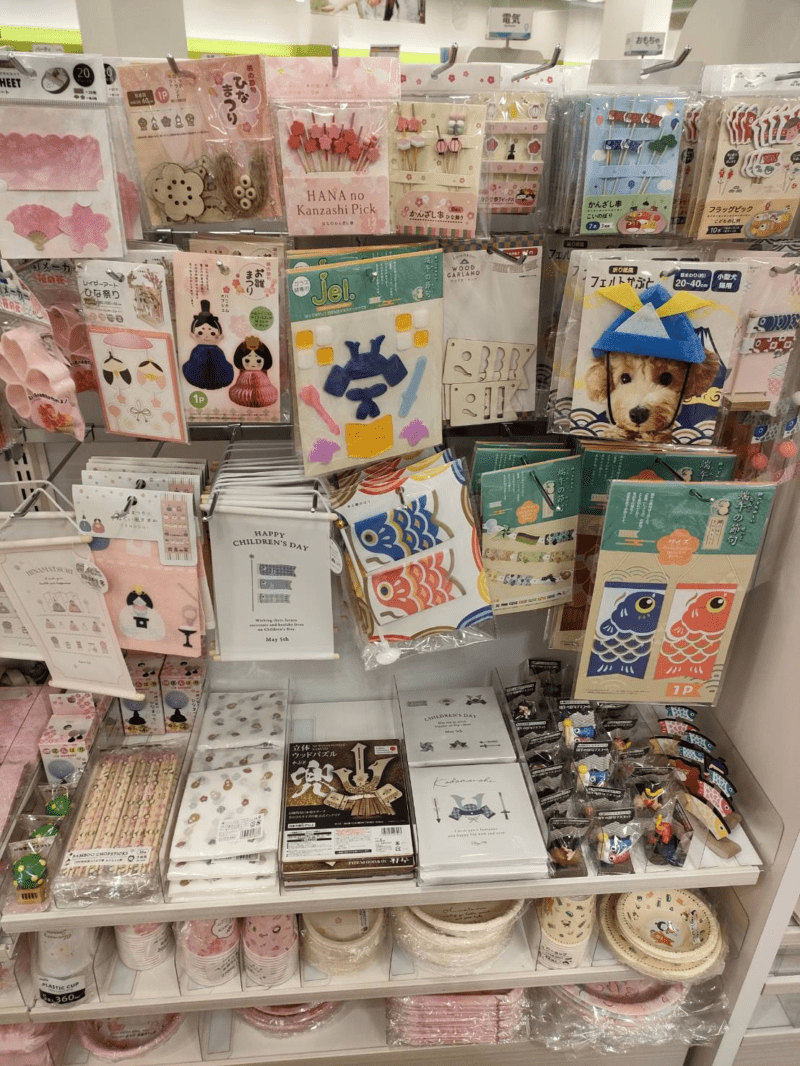 marutetete←他の投稿はこちら セリアを覗いてみたら、早くも端午の節句の装飾アイテムが登場していてびっくりしました！！壁に飾れるものばかりで、家が狭い我が家にとってはありがたい😊 あと私がみかけたのは小さな置物。 他にもアイテムがあるかも？？？ こんなのも