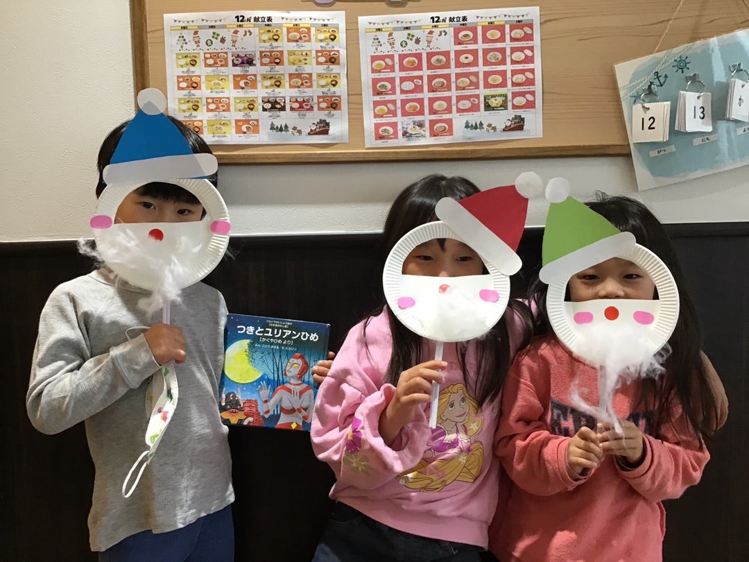 ４歳児でも簡単に作れる！紙コップでクリスマスツリー＆サンタの飾りを工作してみた！ - ワーママのための子育て情報WEBマガジンkarafuru からふる