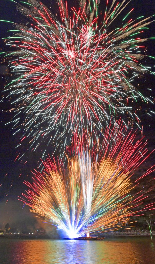 お知らせ「大垣花火大会」7月26日 土 開催！📸：昨年撮影した写真一枚撮り7月26日 土 に、第69回大垣花火大会 岐阜新聞社・岐阜放送主催、大垣市・大垣観光協会後援 が開催されます。見ごたえのある1尺玉や全幅約300mのミュージックワイドスターマイン