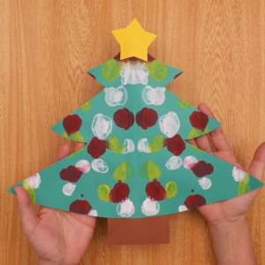 1歳児クリスマス製作かわいいシールを貼って顔写真を貼ってサンタツリー天使ちゃん完成️🤍舞多聞もりの保育園