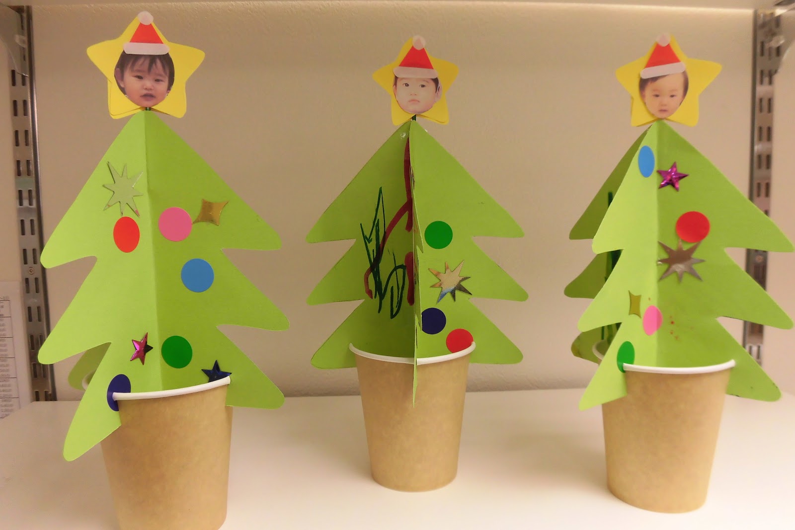 動画 デカルコマニーを活用してクリスマスツリーの製作を作ろう保育士の転職・採用は 保育士バンク！