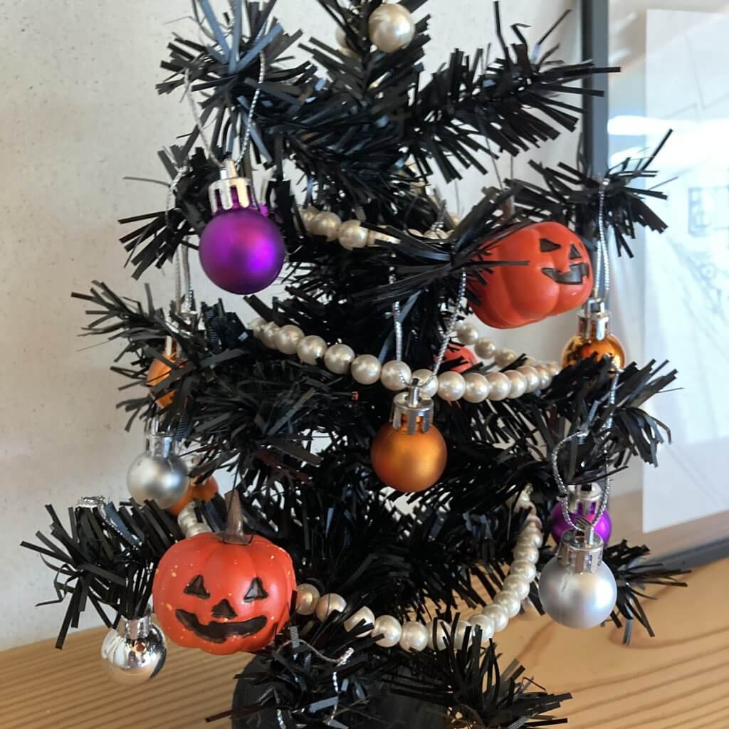 クリスマスツリーを一カ月で片付けるのもったいない！, と、思ってハロウィンver.で飾っちゃいました🎃, 飾りは全部100均😈✨,ハロウィン終わったらクリスマスver.にチェンジします🎄,ハロウィン ハロウィンツリー ダイソー ダイソー購入品クリスマスツリ