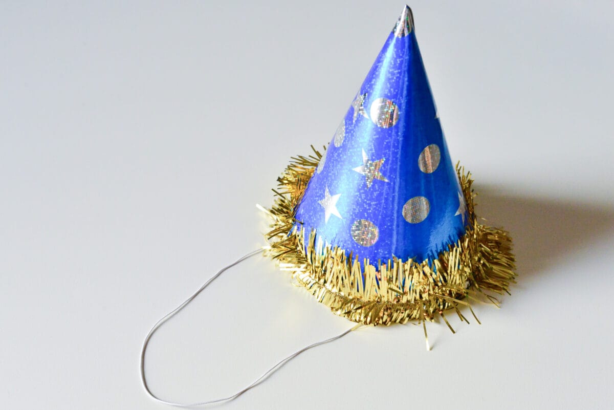 デコって楽しいツリーハット🎄 るにママ lunimama_asobi です。 ダイソーのパーティハットに毛糸をぐるぐる巻いて、クリスマスツリーの三角 帽子を作ったよ。 ぽんぽんやビーズをボンドでくっつけたらとっても可愛いツリーハットができあがりました。 クリスマスパーティ