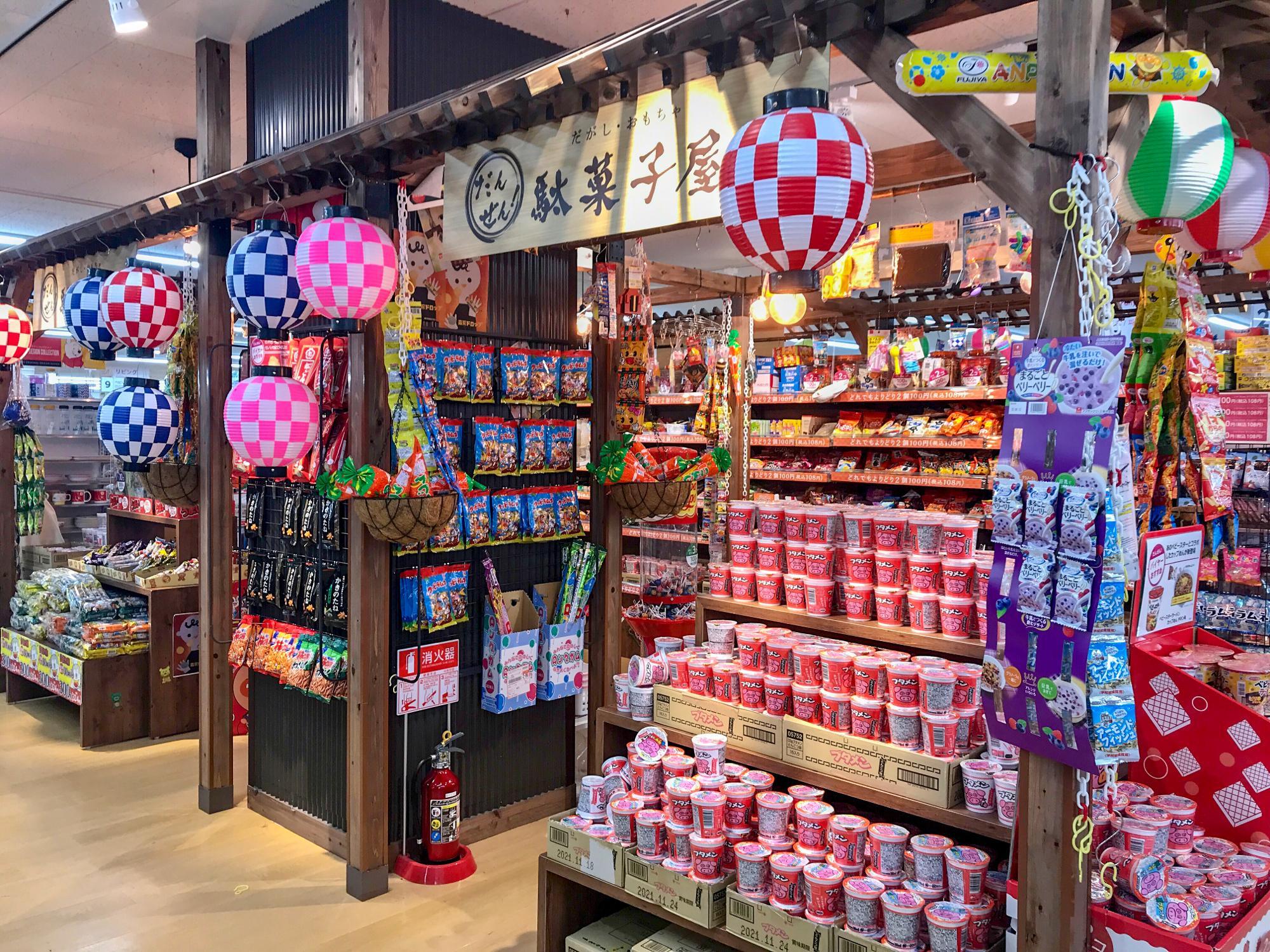 100均でそろう！ 高クオリティなおうち縁日🌟今回ご紹介するのは、おうち縁日の準備方法です🏮 どれもSeriaやDAISOで買いそろえられます！--------------------------------------------------- ☑準備するものリスト・すだれ お写真のものは74cm×90cm