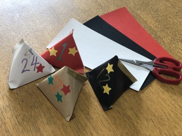 100均アイテムで簡単♪ アドベントカレンダーの作り方４選 : 窪田千紘フォトスタイリングWebマガジン「Klastyling」暮らす＋スタイリング