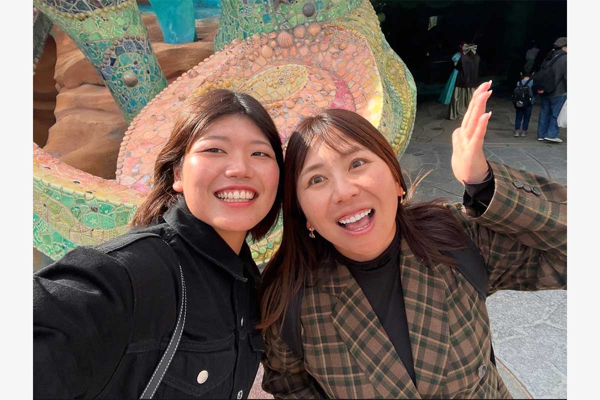 CAT Ladies 2025最終日＞優勝を果たし 左から キャディーを務めた吉田弓美子、目澤秀憲コーチ、永峰咲希、家族と笑顔を見せる桜井心那 撮影・会津智海- スポニチ Sponichi Annex スポーツ