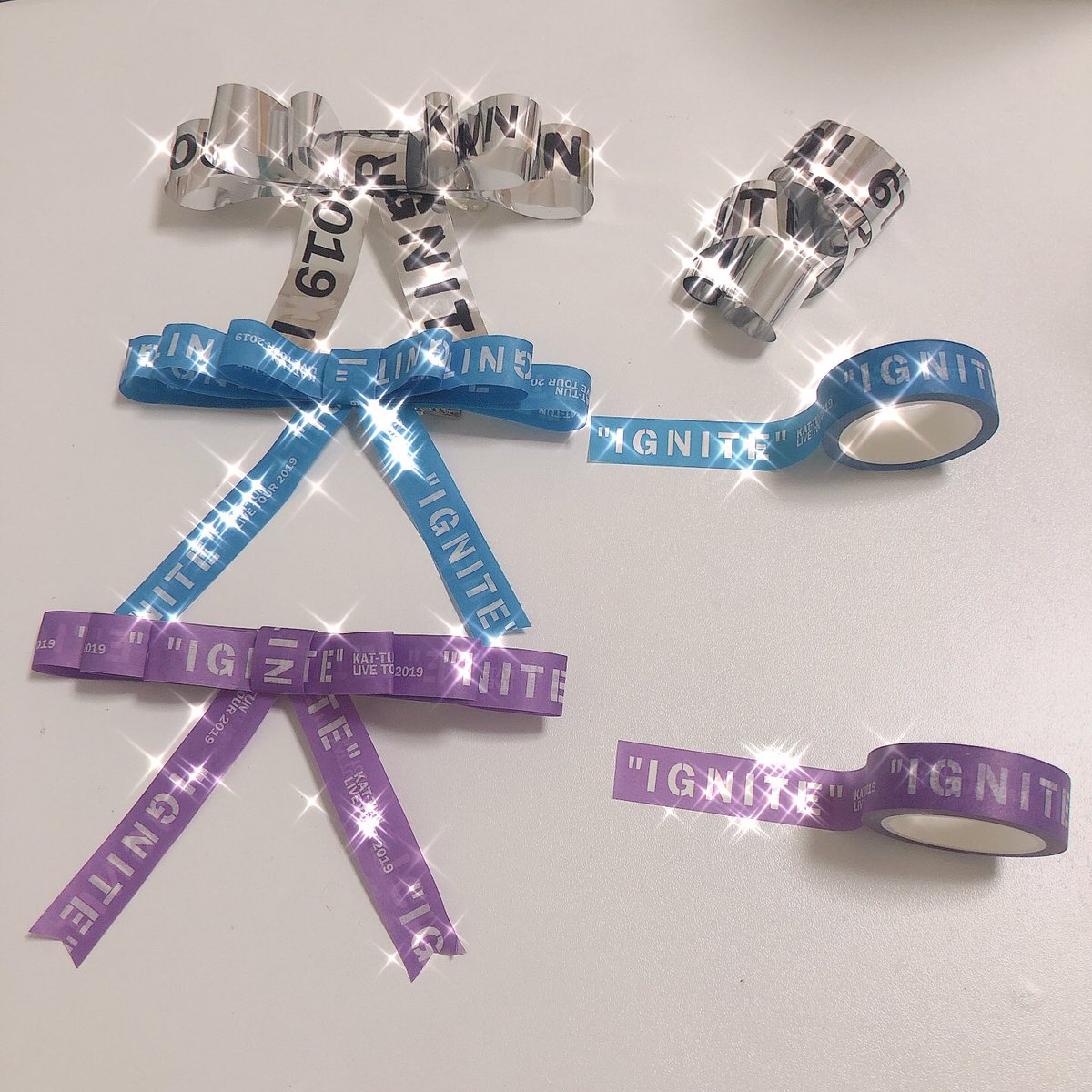 🎀銀テープストラップ＆リボンチャーム🎀 作り方はYouTubeを参考にさせて頂きました✨ OPPテープなど使った材料は100均で購入しました！銀テープ銀テ銀テープホルダー銀テープストラップ銀テープキーホルダー銀テリボン銀テホルダー銀テープリメイクす