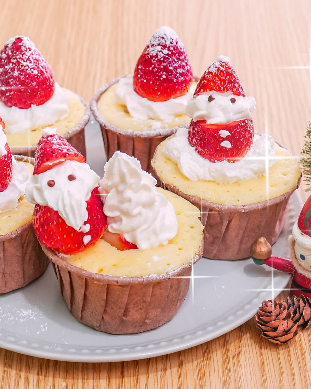 レンジで超簡単！イチゴサンタのふわふわカップケーキ✨