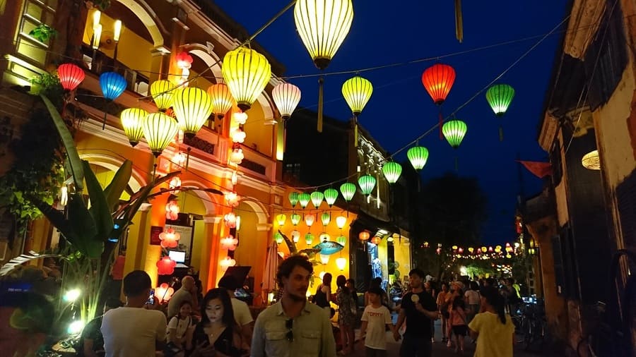 ホイアンはアジアで観光客に人気のランタンフェスティバルのトップに