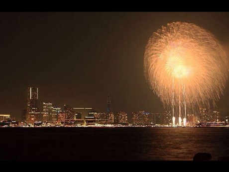 花火 山下公園から大桟橋越しに、なかなか綺麗に見えました！横浜