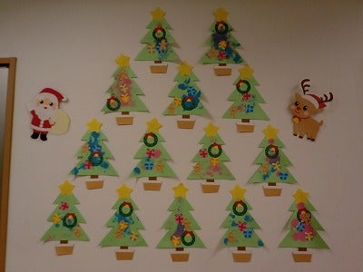 たんぽぽ保育園🎅 クリスマス製作③ 🎄🧑‍🎄❁💖 ３歳児さんの製作です⭐ ⁡⁡ ⁡クリスマスツリー🎄製作♥ 紐通しで作るオーナメント🔵🔴は 楽しみながら手指の発達を促します✨ ⁡保育園保育所保育士保育者保育園紹介保育園行事保育園製作保育 製作