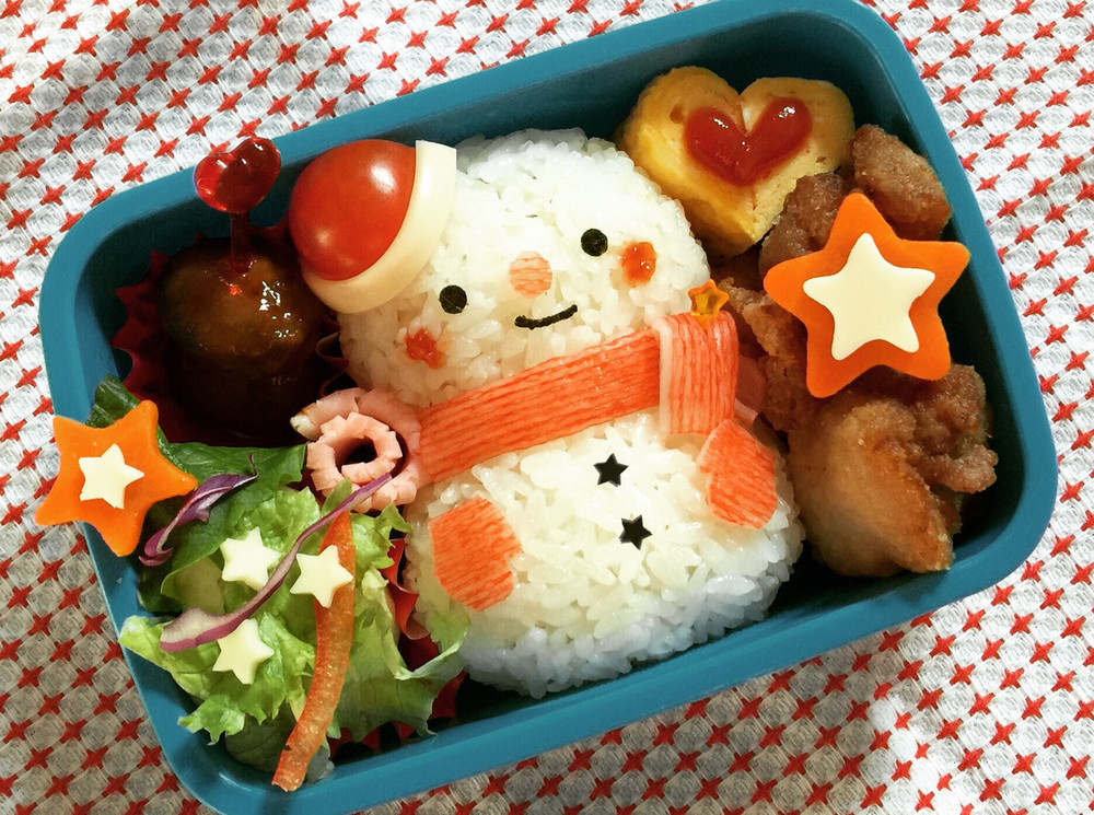 k_a_k_i__ さんの投稿を紹介します🌱 ・ おはようございます✨今日のお弁当クリスマスおにぎり 🎄コロッケトナカイ🎄サンタおにぎり 鮭🎄雪だるまおにぎり 梅 ⛄️ 🎄鶏とカシュナッツ炒め 🎄卵焼き 🎄チーズポテトサラダ 🎄ブロッコリー 他今日から、12月