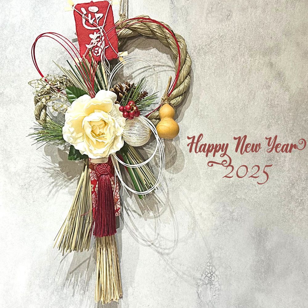 Amazon.co.jp: お正月飾り 和モダンレッド NYナチュラルしめ縄 注連縄 しめ飾り 水引飾り お正月リース NY332 薫る花 おしゃれモダン ナチュラル 玄関ドア 材料 手作り 花 フラワー : ホーム＆キッチン