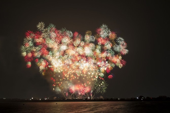 栃木県 渡良瀬遊水地より古河花火大会を望む 10952002614 の写真・イラスト素材アマナイメージズ