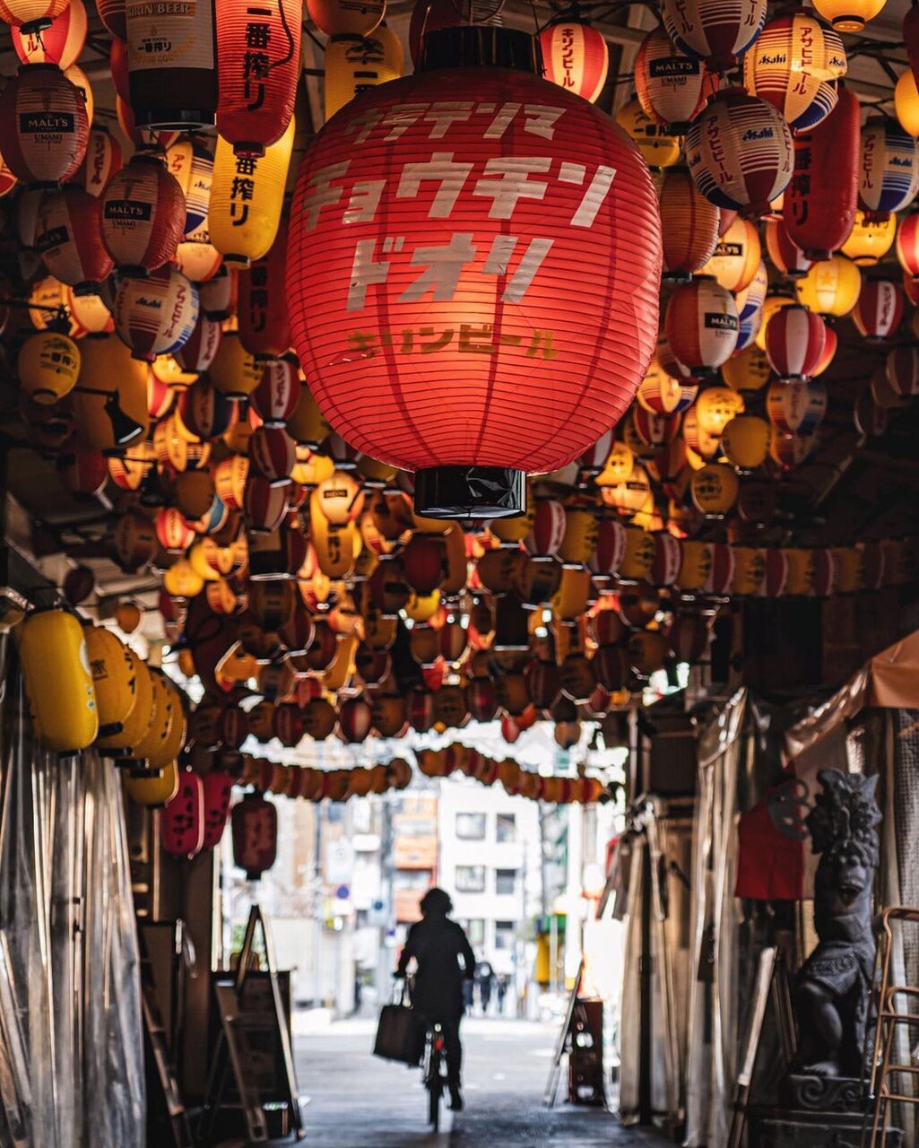美味しい飯と幻想的な景色。大阪で呑むなら「ちょうちん通り」で決まり！RETRIP リトリップ