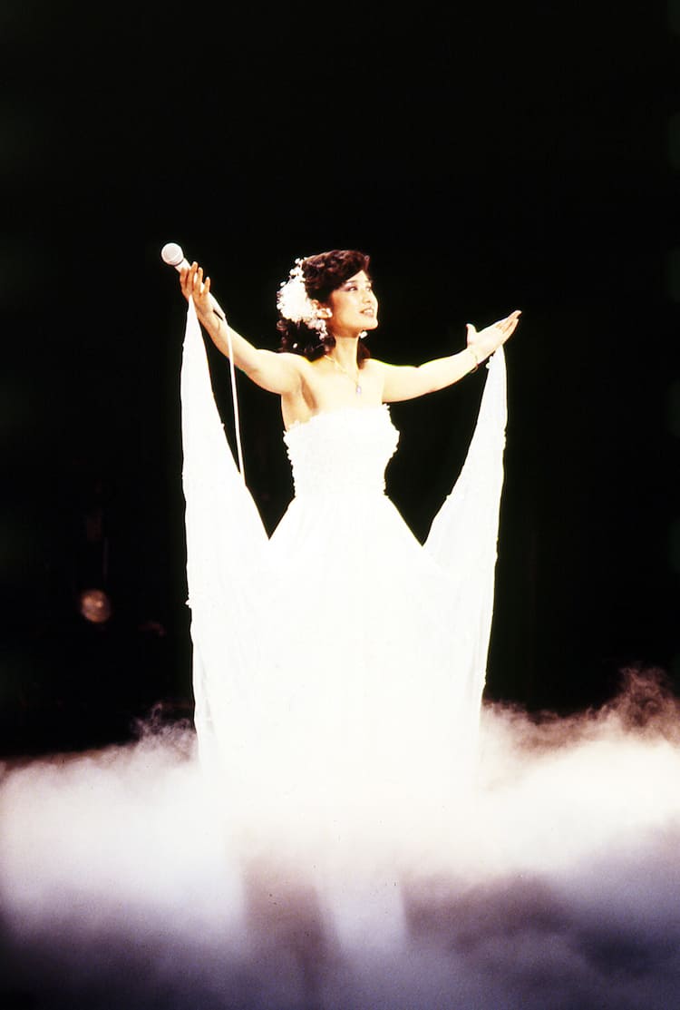 山口百恵がマイクを置いた！！涙の引退コンサート