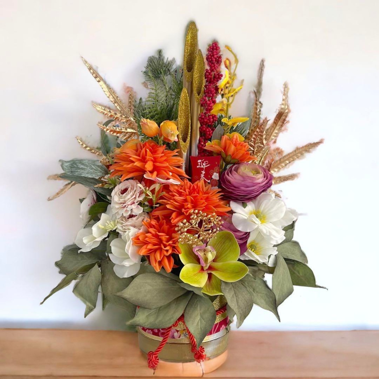 お正月花の簡単アレンジ！キッチンアイテムで生ける方法をプロが伝授 - macaroni