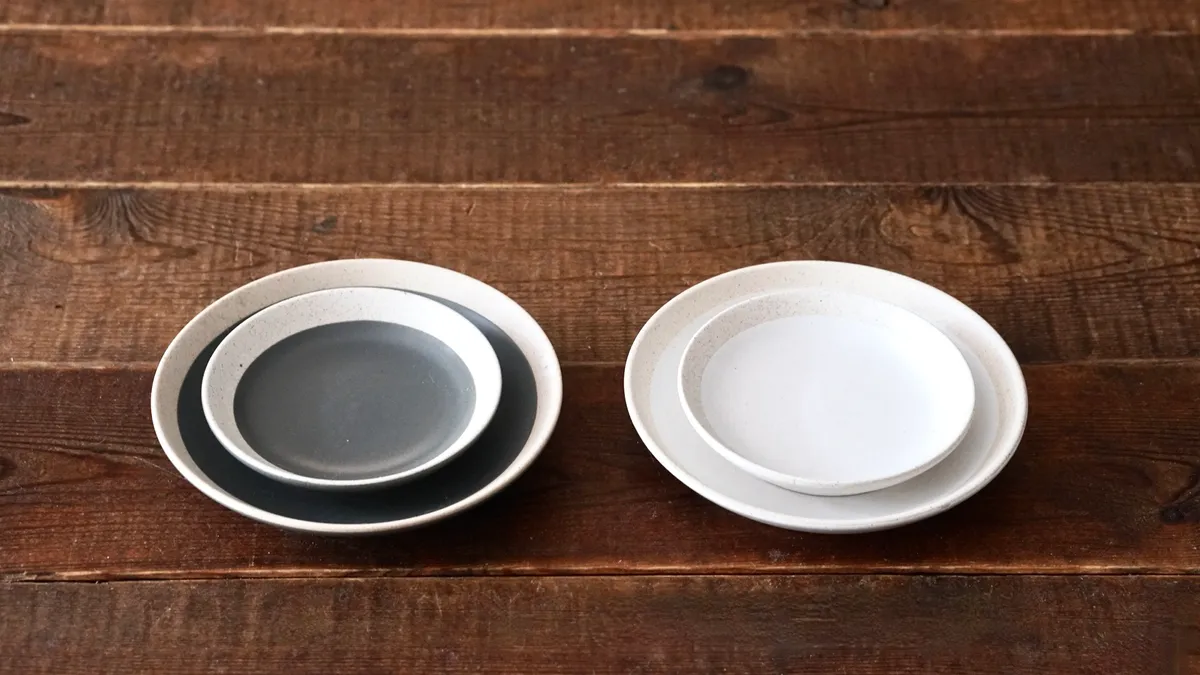 セリアのおせち盛り付けグッズ🎍2023→2024⭐️ワンプレート盛り付け実例＆レシピ おせちが沢山ありすぎて食べきれない‥そんな時は100均紙皿や小鉢を使って 食べ切りサイズに盛り付けすれば 新年の食卓が華やかに😊 おせちの小鉢＆仕切り付き中子を使えば 一人前の