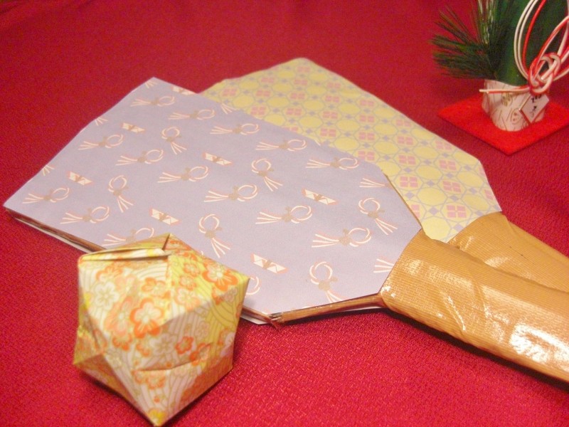 お正月 着物姿の羽根つきする男性と女性 イラスト238972115- イメージマート