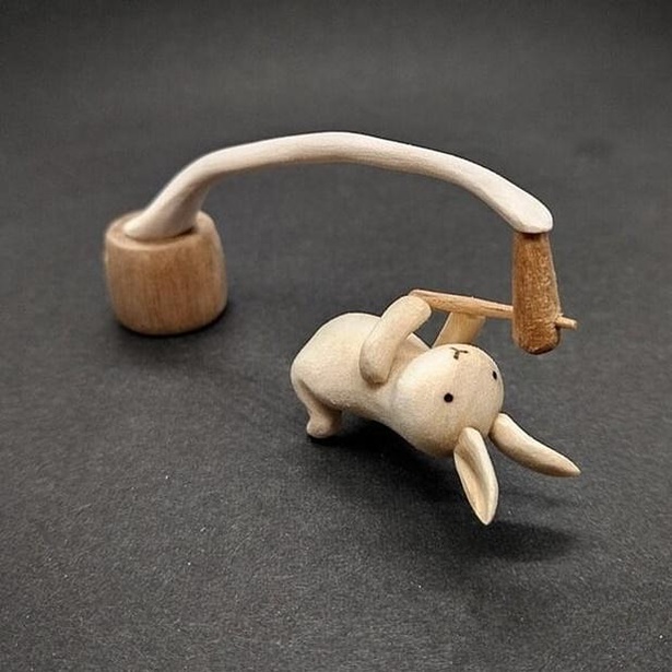 月のうさぎの由来はインドの「ジャータカ神話」がよく知られていますが、うさぎが餅つきをしているお話しは古代中国からのお話のようです。 古代中国で「月の うさぎは杵と臼で不老不死の薬を作っている」といわれていたことと考えられています。 薬がなぜ日本で餅になった