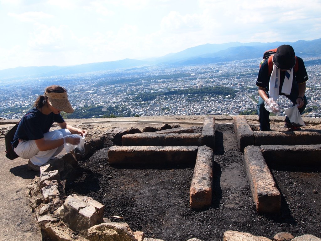 京都 五山送り火「大文字」の“消し炭”ガイド ご利益・入手方法・飾り方ごりらのせなか
