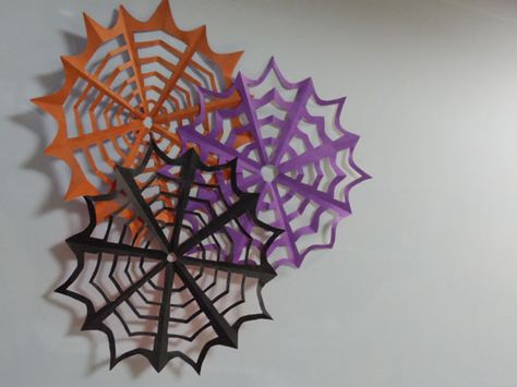 ハロウィンの折り紙 繊細できれい♪ クモの巣の作り方 蜘蛛の巣の切り紙 壁面飾り- YouTube