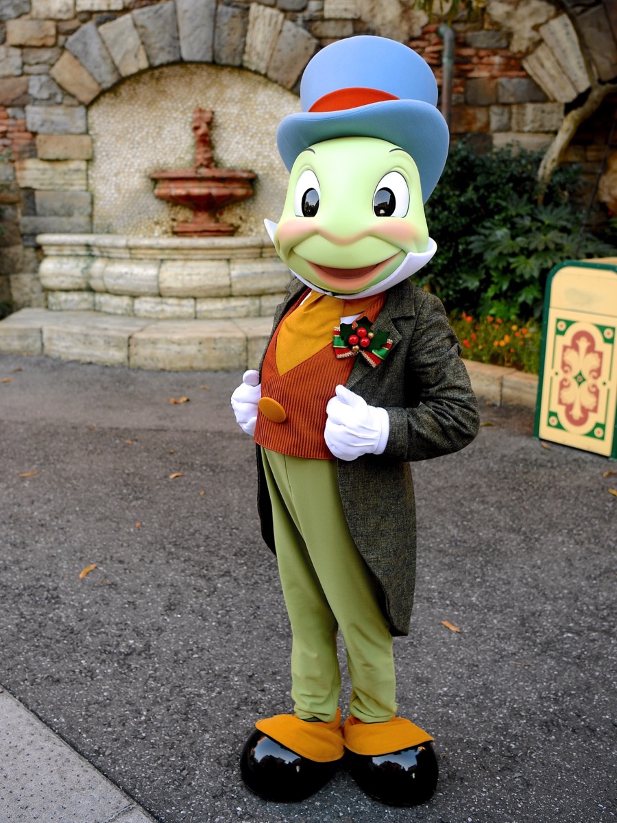 雪の村に立っている赤と緑の衣装のかわいいクリスマスキャラクターイラスト素材透過、PNGフリー画像ダウンロード - Pngtree