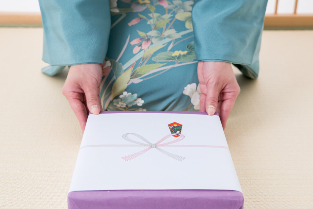 親族への引き出物の相場は？金額や数と人気の品物まとめウエディングナビ