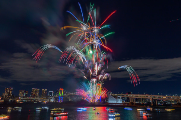 お台場・東京湾を彩る東京花火大祭！ぜいたくに楽しむならクルージング！クルージングナビ貸切クルージングなら東京湾アニバーサリークルーズ