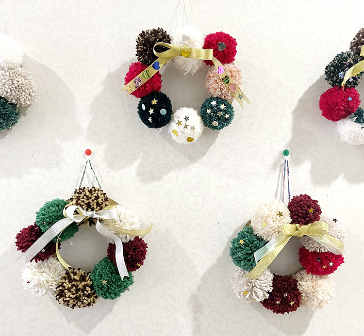 紙皿と毛糸で作るクリスマスリース