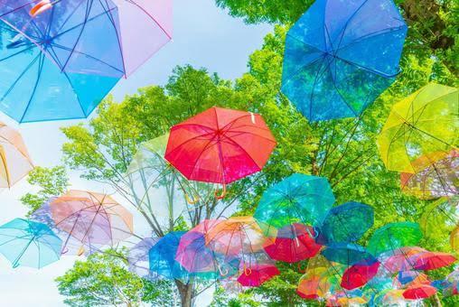 アゲダの傘祭り☂️ 今や世界中の観光地で見るこの色とりどりの傘が吊るされてる光景は、ポルトガルの小さなアゲダという町からはじまった🇵🇹発端は「日差しが強すぎるから傘でも吊るしてみるか！日除にもなるし目でも楽しめるしいいね！」くらいの感じだったらしい