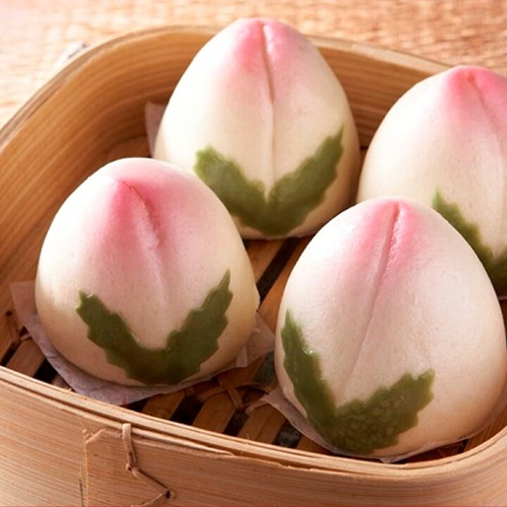 お祝いの席にぴったりな点心🌸1F 博覧館マーケットより、見た目もかわいい「桃まんじゅう」をご紹介です🍑 中国では、祝いの時にいただく縁起のいい点心として親しまれています。 中の餡は甘い幸せな生活が連綿と続くことを象徴する 蓮の実あんです🌸 大切な方への