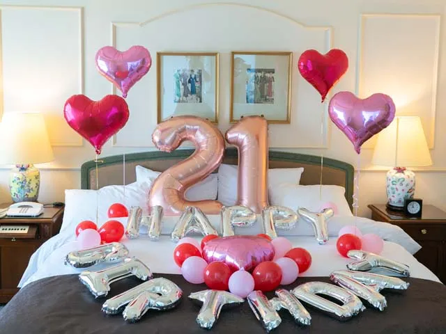 バルーンアートで演出！首都圏のラグジュアリーホテルで記念日をお祝い・推し活カラー充実ホテルも楽天トラベル