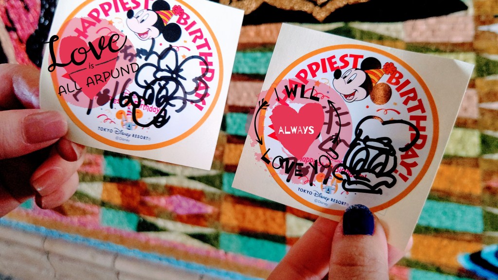 ディズニーお誕生日シールのもらい方と嬉しい7つの特典をコッソリ紹介 誕生日じゃなくてももらえる！タワテラ1928号室