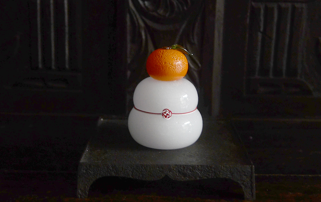 プラスチック製のおもちゃイメージ素材：丸くてかわいい鏡餅の上に乗せる葉付きみかん・橙橙 だいだい の写真素材60831105- PIXTA