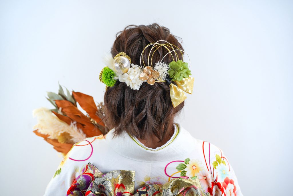 ボブ ミディアム成人式振袖リボン髪飾りS ツインお団子ヘアアレンジ 卒業式袴外ハネボブタイトアレンジ卒業式 袴髪飾りG 白 シルバー 銀赤の桜のヘッドドレス&水引きゴールド 切りっぱなしボブ成人式振袖 和装結婚式白無垢 色打掛 卒園式の教員様にも＊代々木