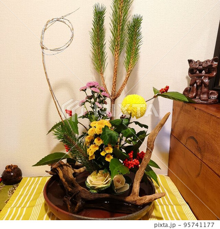床の間に飾った正月用の生け花の写真・画像素材-Snapmart スナップマート