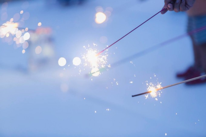 手持ち花火のおしゃれな撮り方をご紹介！夏は花火で青春を感じよう♡APPTOPI