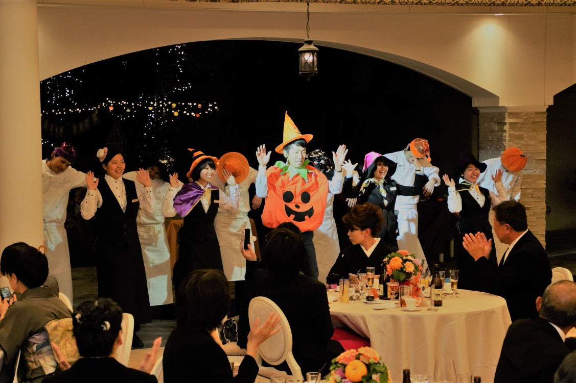 テーマは「ハロウィン」！白が基調とされた会場の装飾みんなのウェディングニュース