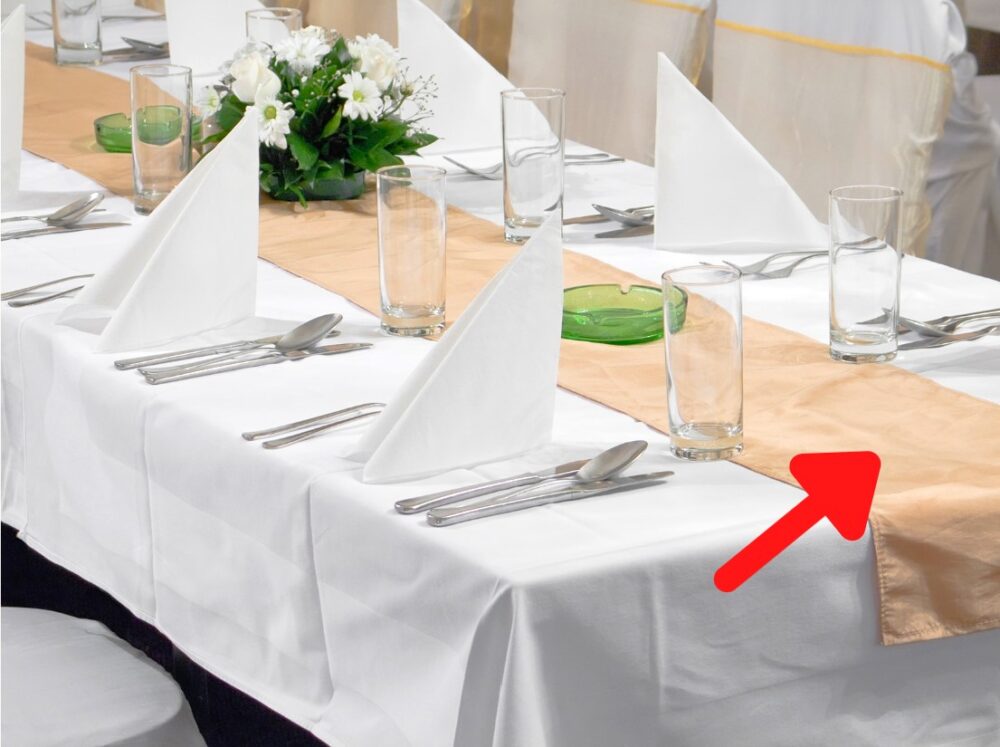 参考にしたい♡ お洒落な流しテーブル装花✨𓂃*. 記憶に残るフラワーウエディング .*𓂃日本で最多組数のウエディングフラワーを手がける HIBIYA KADANがご提案するウエディング @the_hk_wedding詳細はトップページのリンクから