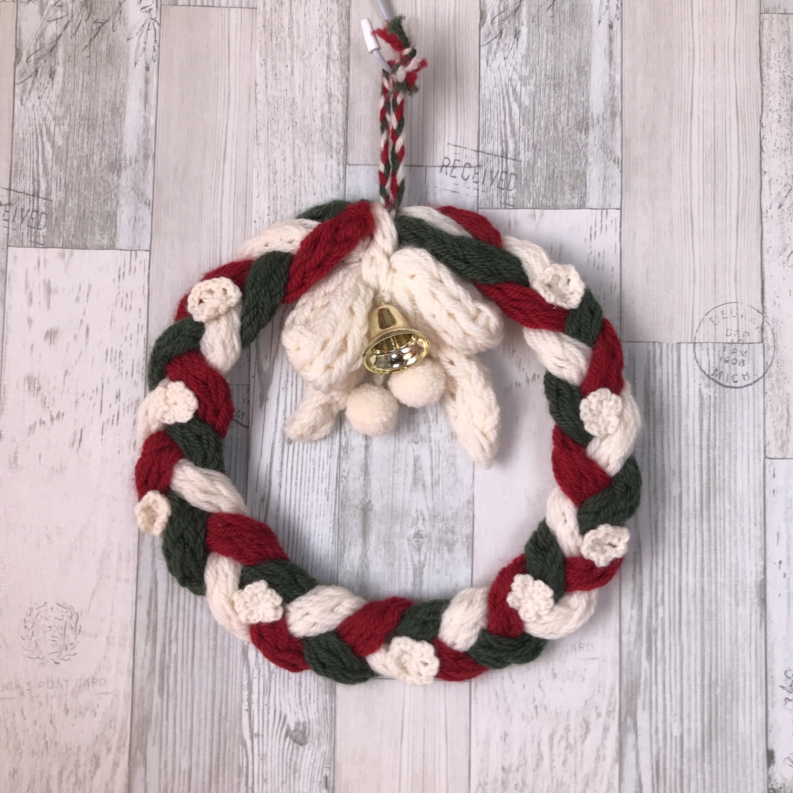 クリスマスオーナメントいっぱいの毛糸リース