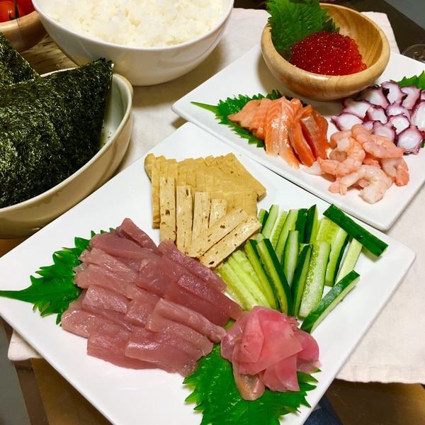 クリスマスパーティー🎄✨ ◾︎ 鱈と野菜のコンソメバター蒸し ◾︎ ヒレカツ ◾︎ 餃子の皮キッシュ ◾︎ リースマカロニサラダ ◾︎ポタージュスープ ◾︎ カップちらし寿司 ◾︎ 生ハムときゅうりとクリームチーズのくるくる ◾︎ リンゴとパインのフルーツポンチ